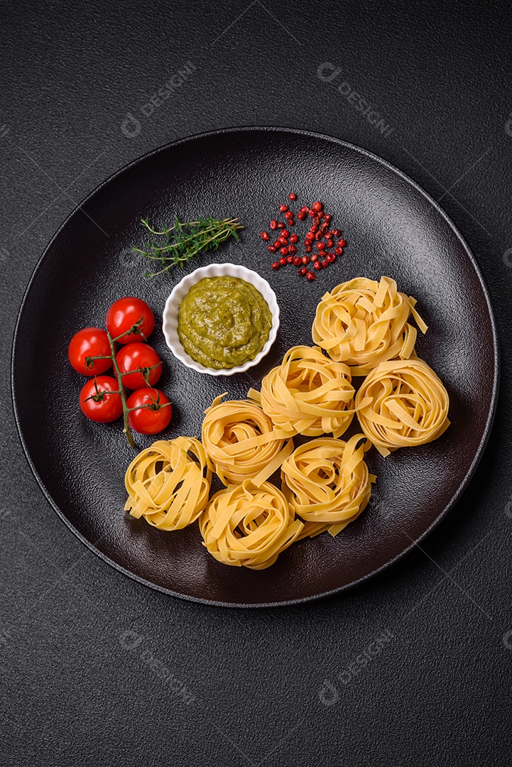 Delicioso molho vermelho picante com sal e especiarias em uma tigela de cerâmica sobre um fundo escuro de concreto