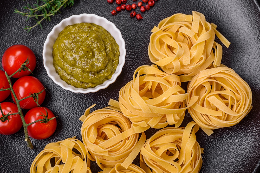 Delicioso molho vermelho picante com sal e especiarias em uma tigela de cerâmica sobre um fundo escuro de concreto