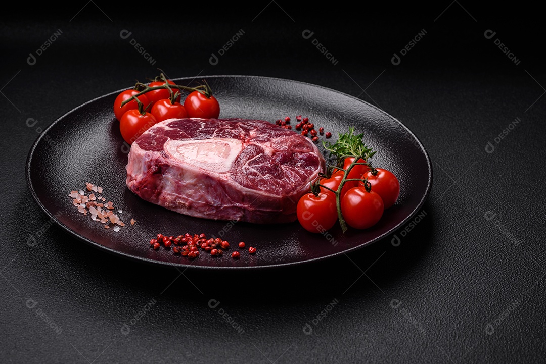 2Bife de ossobuco de carne fresca com sal, especiarias e ervas em fundo de concreto texturizado