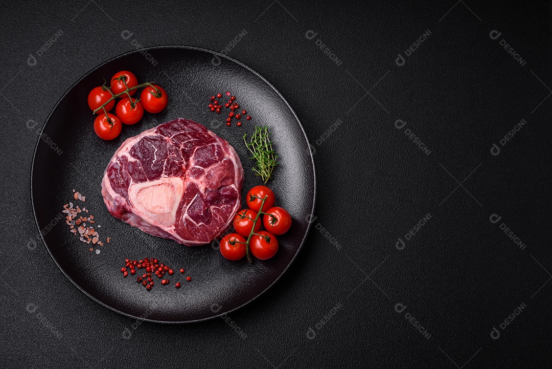 Bife de ossobuco de carne fresca com sal, especiarias e ervas em fundo de concreto texturizado