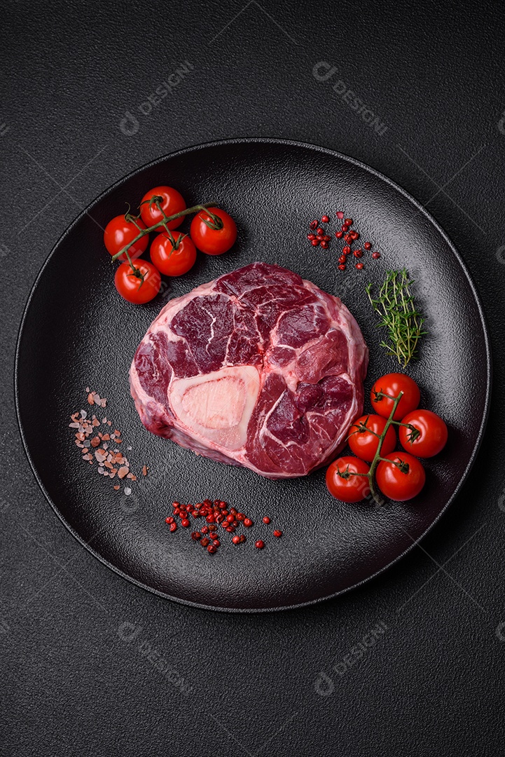 Bife de ossobuco de carne fresca com sal, especiarias e ervas em fundo de concreto texturizado