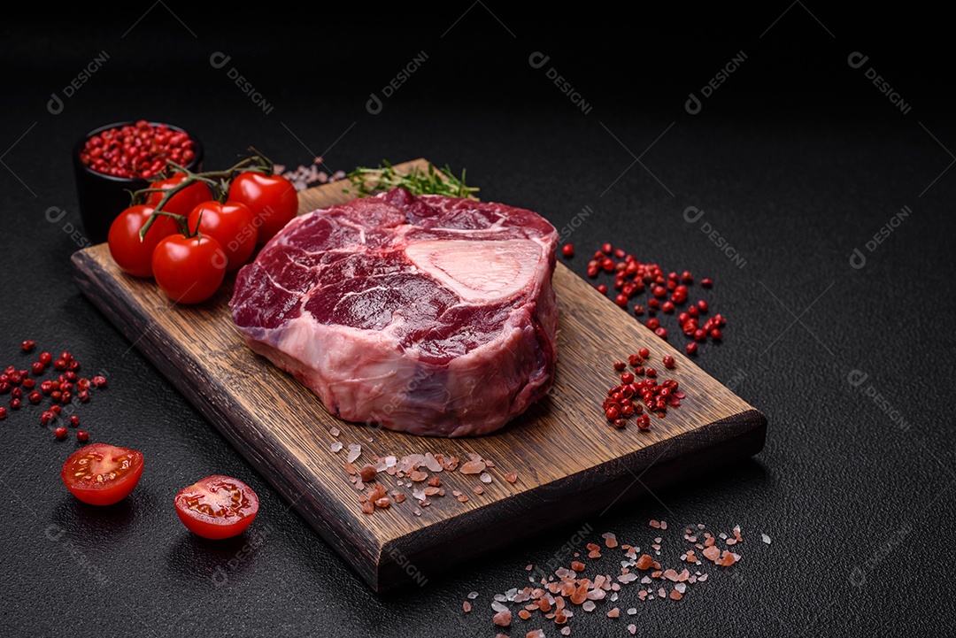 Bife de ossobuco de carne fresca com sal, especiarias e ervas em fundo de concreto texturizado
