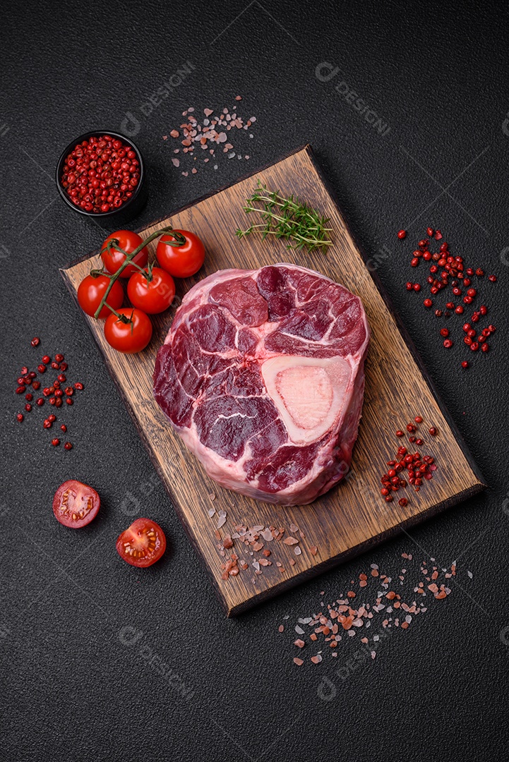 Bife de ossobuco de carne fresca com sal, especiarias e ervas em fundo de concreto texturizado