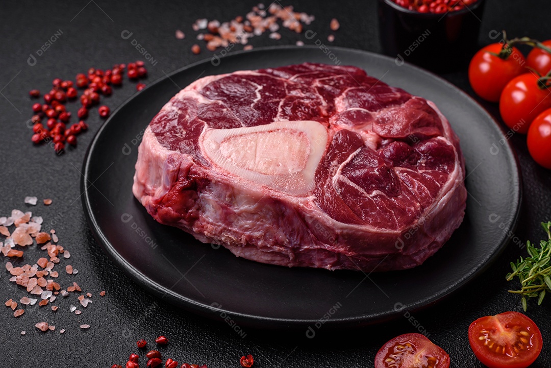 Bife de ossobuco de carne fresca com sal, especiarias e ervas em fundo de concreto texturizado