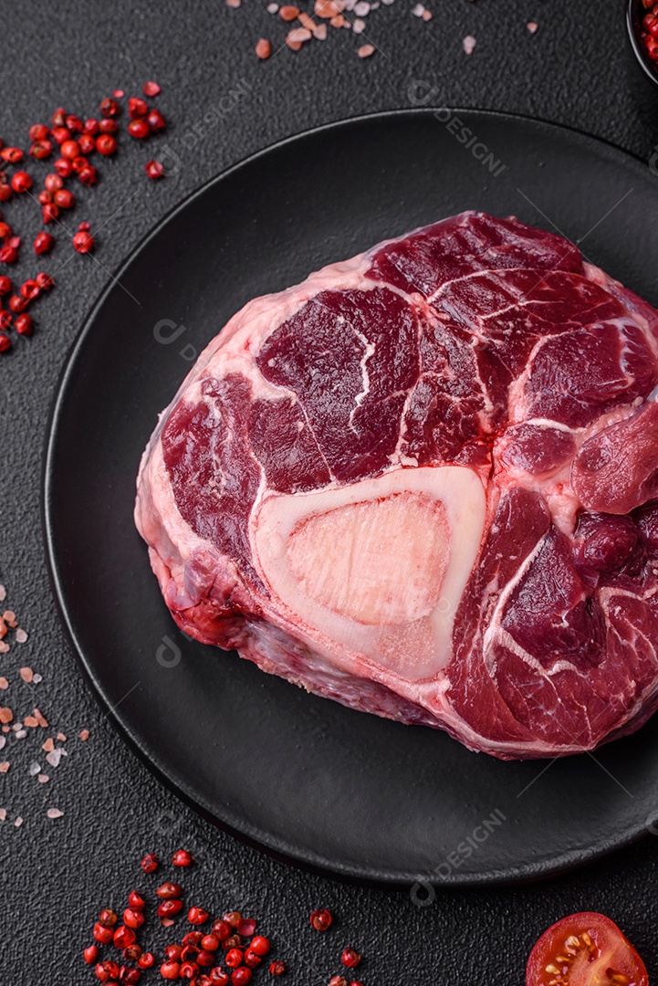 Bife de ossobuco de carne fresca com sal, especiarias e ervas em fundo de concreto texturizado