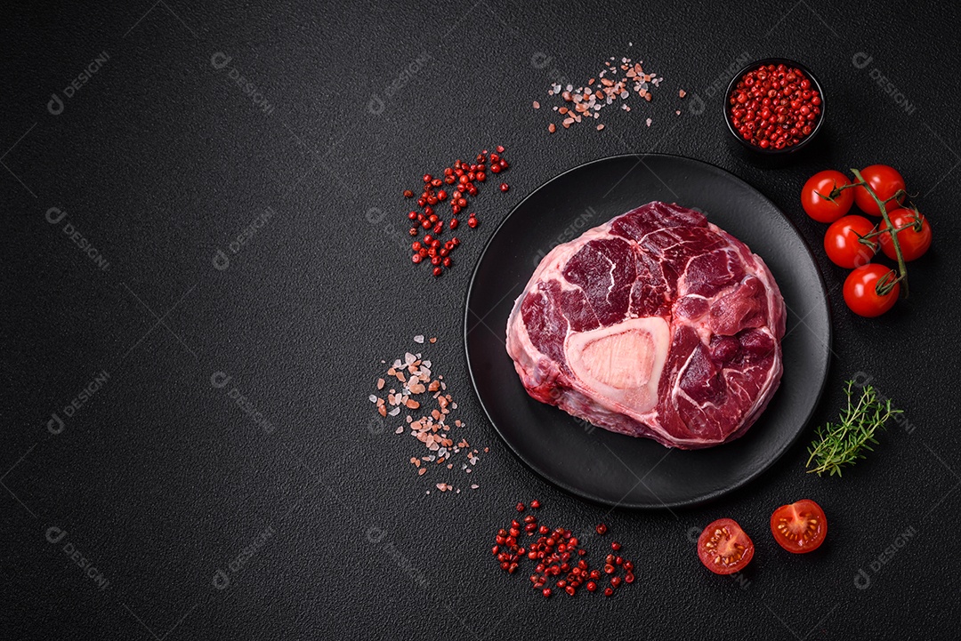 Bife de ossobuco de carne fresca com sal, especiarias e ervas em fundo de concreto texturizado