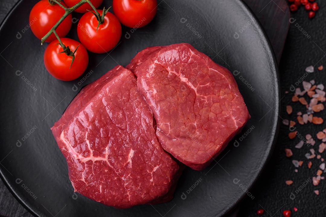 Bife de ossobuco de carne fresca com sal, especiarias e ervas em fundo de concreto texturizado