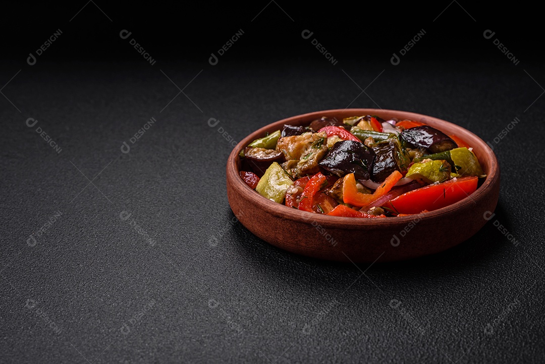 Deliciosa salada fresca de feijão verde, ervilha, pimentão e queijo com sal e especiarias sobre um fundo escuro de concreto
