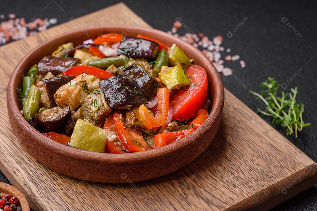Deliciosa salada fresca de feijão verde, ervilha, pimentão e queijo com sal e especiarias sobre um fundo escuro de concreto