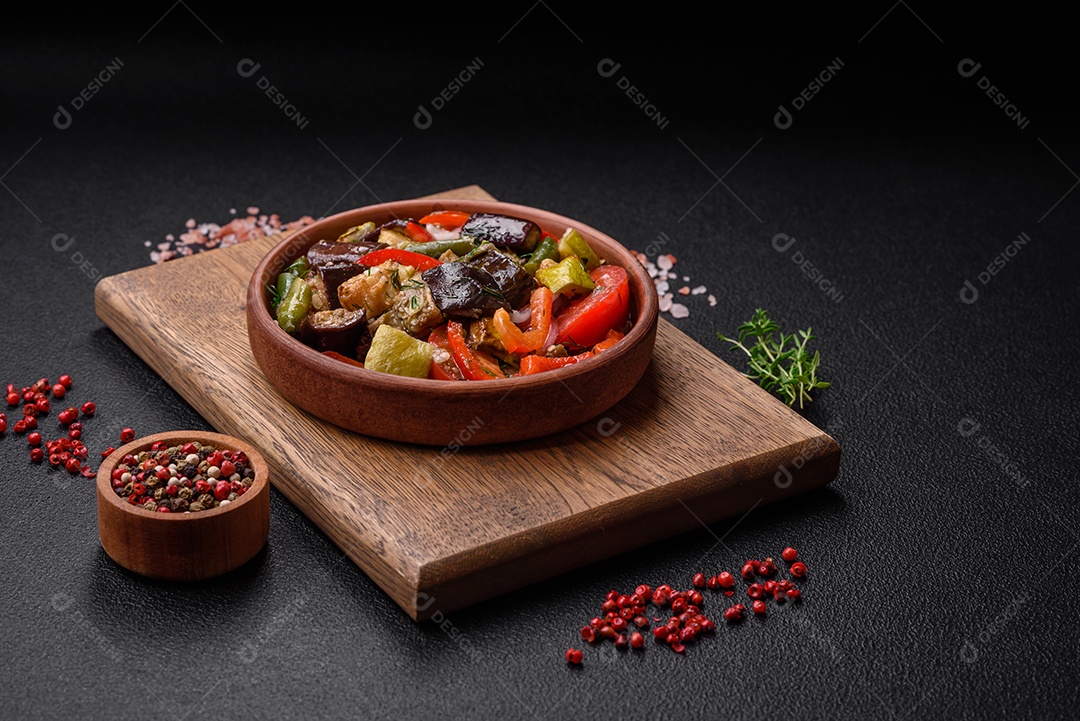 Deliciosa salada fresca de feijão verde, ervilha, pimentão e queijo com sal e especiarias sobre um fundo escuro de concreto