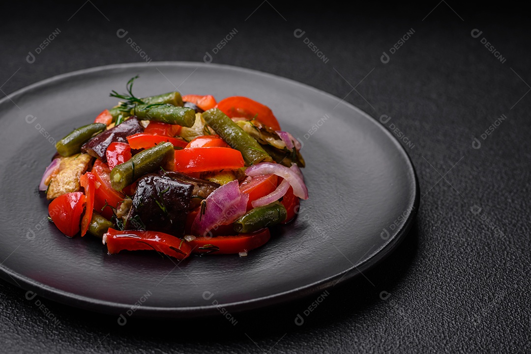 Deliciosa salada fresca de feijão verde, ervilha, pimentão e queijo com sal e especiarias sobre um fundo escuro de concreto