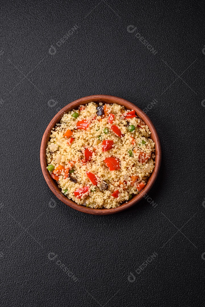 Delicioso cuscuz com cubos de legumes grelhados