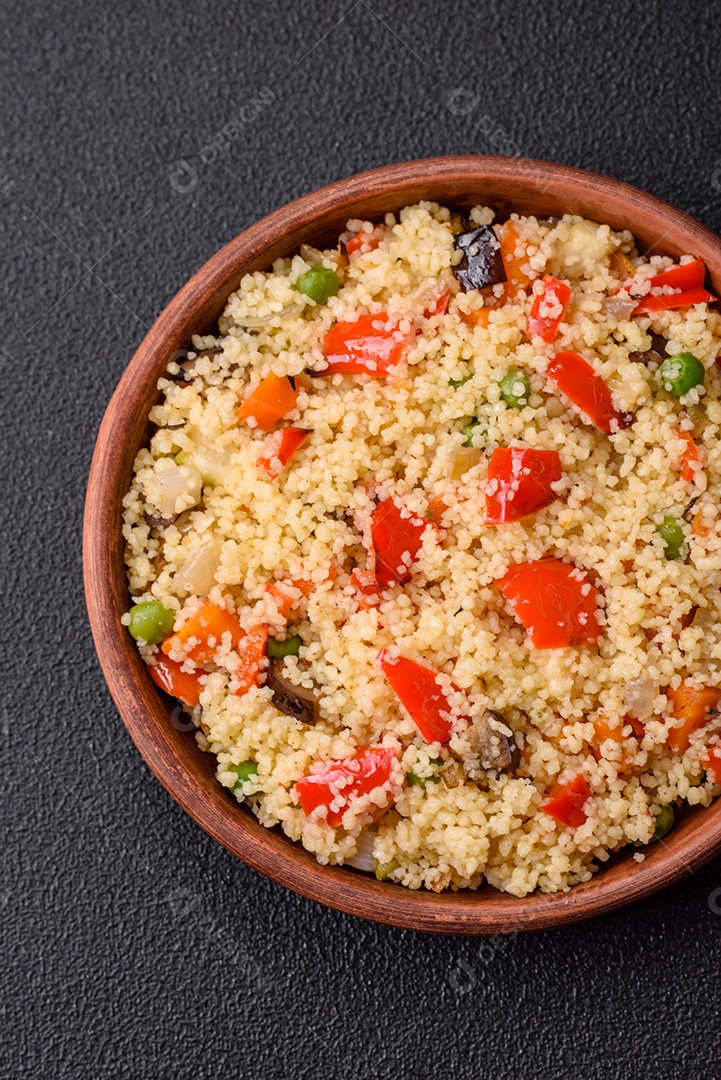 Delicioso cuscuz com cubos de legumes grelhados