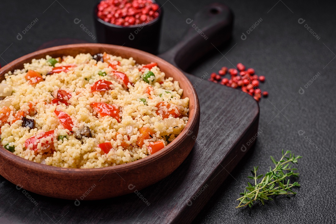 Delicioso cuscuz com cubos de legumes grelhados