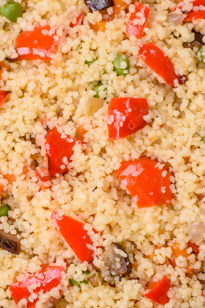 Delicioso cuscuz com cubos de legumes grelhados