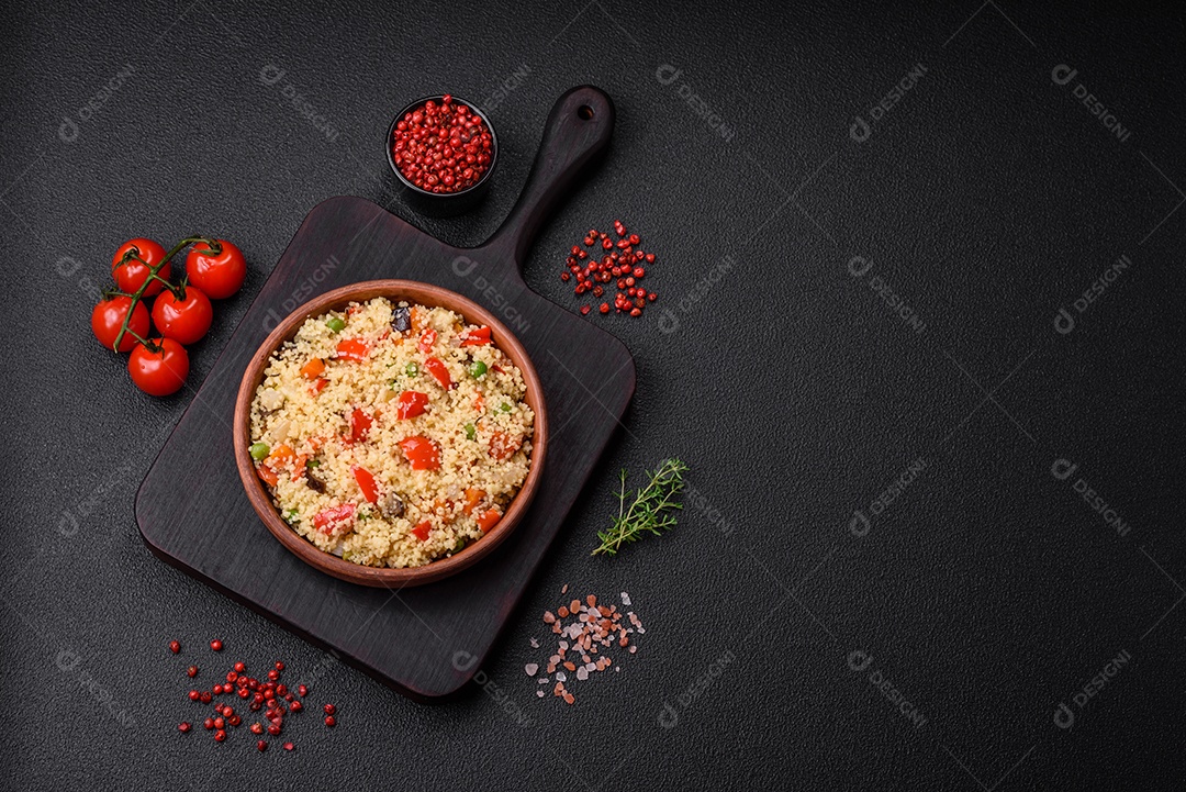 Delicioso cuscuz com cubos de legumes grelhados