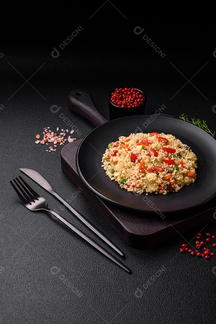 Deliciosas salsichas de frango ou porco assadas na grelha com mingau e legumes sobre um fundo escuro de concreto