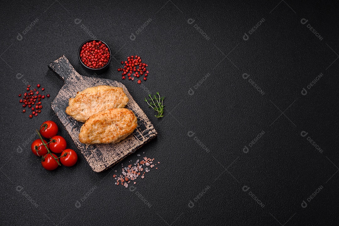 Deliciosas costeletas suculentas ou almôndegas de frango picado com sal e especiarias sobre um fundo de concreto texturizado