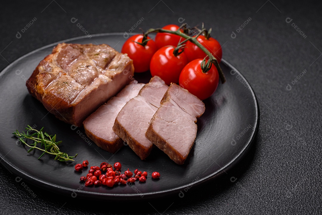 Delicioso suculento bife de porco ou de vaca cozido na grelha com sal e especiarias sobre um fundo de concreto texturizado