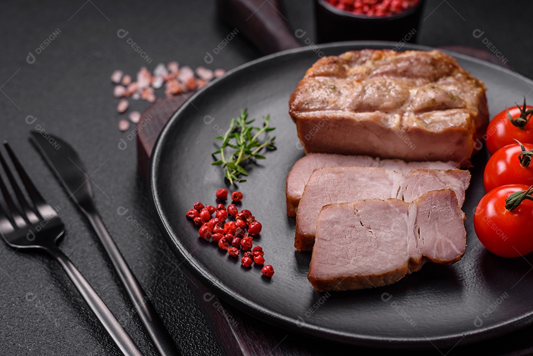 Delicioso suculento bife de porco ou de vaca cozido na grelha com sal e especiarias sobre um fundo de concreto texturizado