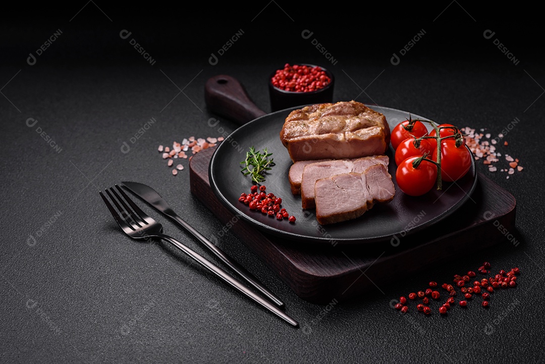 Deliciosa salada fresca de feijão verde, ervilha, pimentão e queijo com sal e especiarias sobre um fundo escuro de concreto