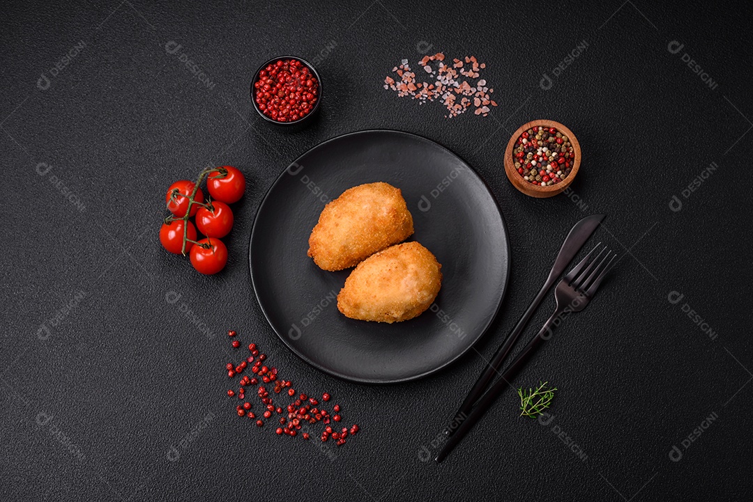 Deliciosas costeletas suculentas ou almôndegas de frango picado com sal e especiarias sobre um fundo de concreto texturizado