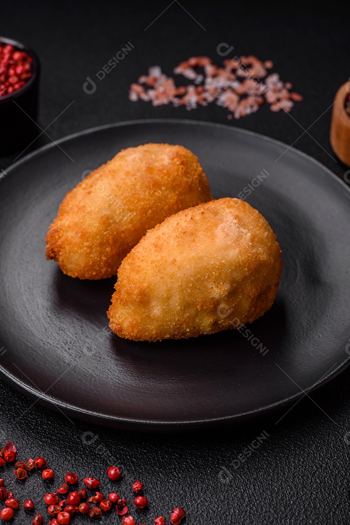 Deliciosas costeletas suculentas ou almôndegas de frango picado com sal e especiarias sobre um fundo de concreto texturizado