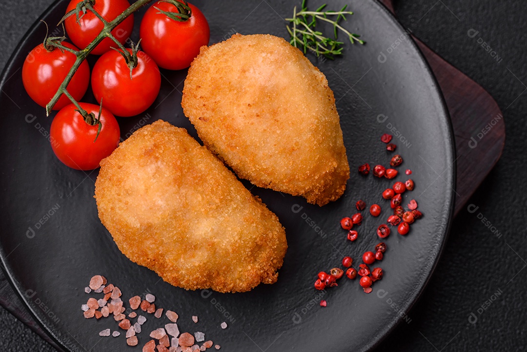 Deliciosas costeletas suculentas ou almôndegas de frango picado com sal e especiarias sobre um fundo de concreto texturizado