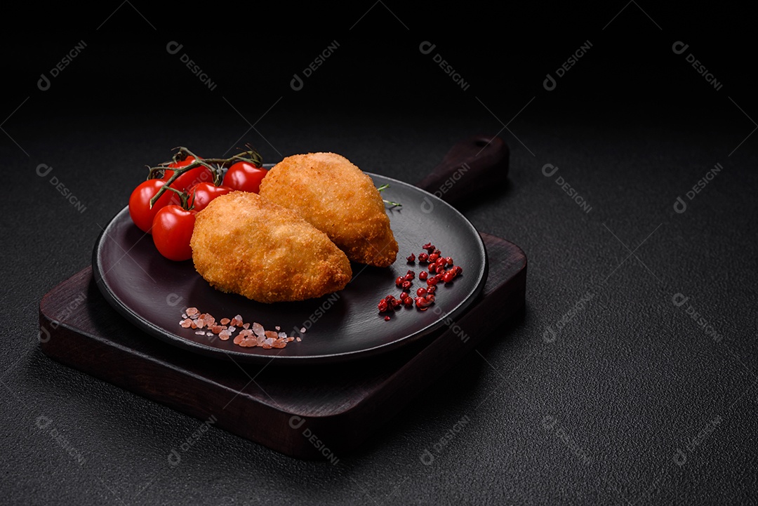 Deliciosas costeletas suculentas ou almôndegas de frango picado com sal e especiarias sobre um fundo de concreto texturizado