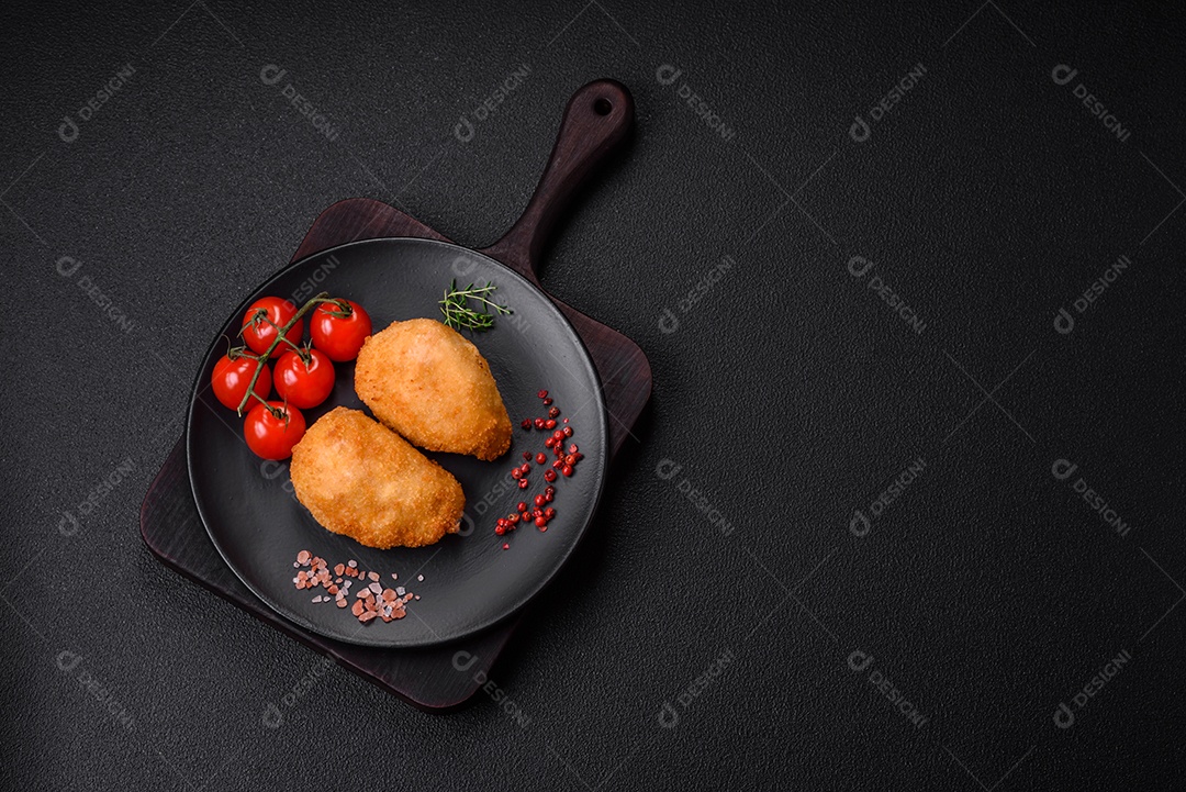 Deliciosas costeletas suculentas ou almôndegas de frango picado com sal e especiarias sobre um fundo de concreto texturizado