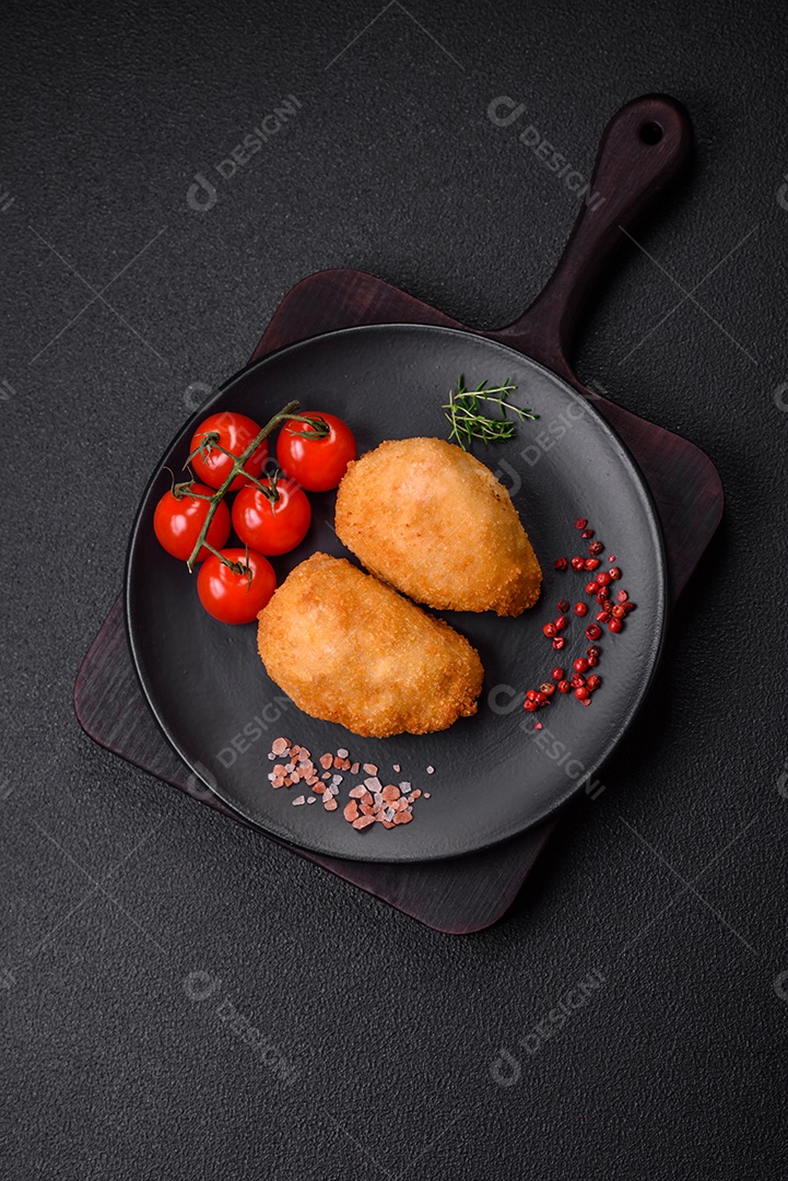 Deliciosas costeletas suculentas ou almôndegas de frango picado com sal e especiarias sobre um fundo de concreto texturizado