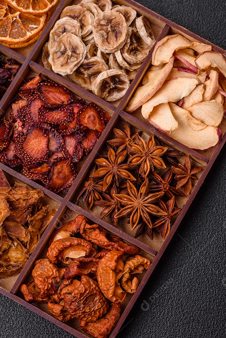 Fatias redondas secas de tangerina, laranja ou limão sobre um fundo escuro de concreto. Ingrediente para fazer doces