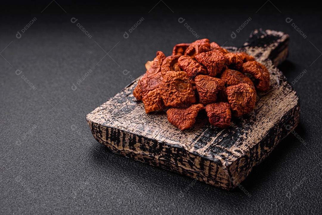 Ameixa azul doce fresca cortada e seca para uso como ingrediente para fazer doces