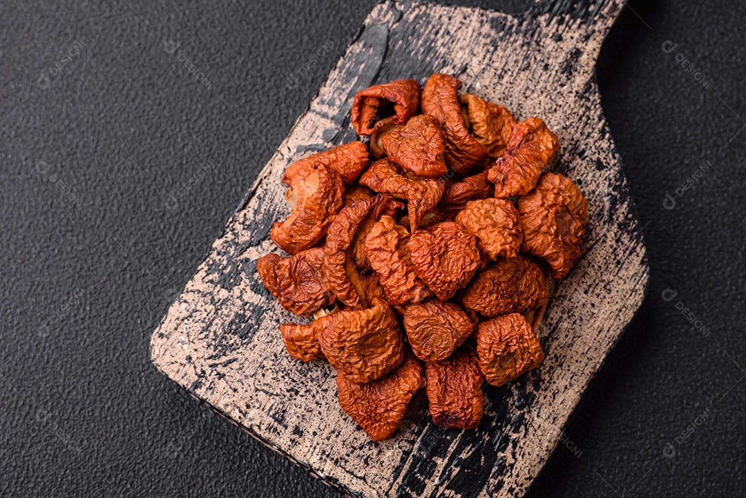 Ameixa azul doce fresca cortada e seca para uso como ingrediente para fazer doces