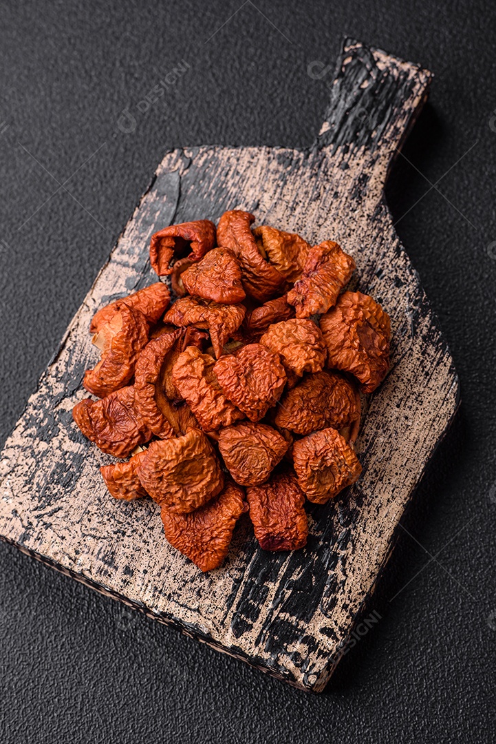 Ameixa azul doce fresca cortada e seca para uso como ingrediente para fazer doces