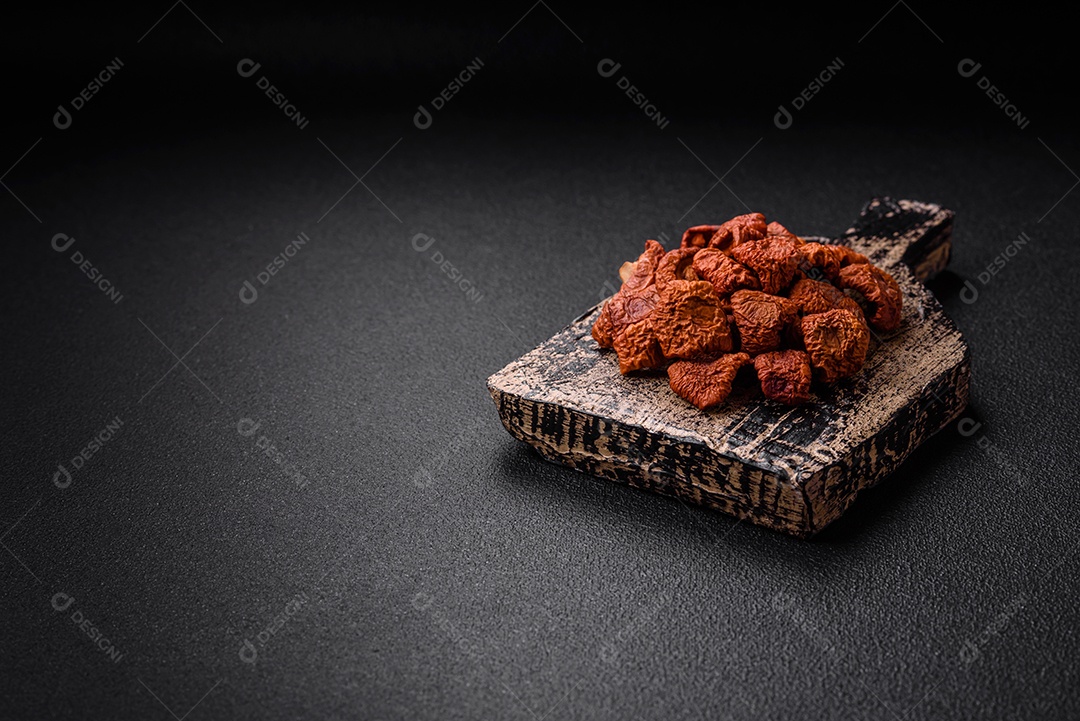 Ameixa azul doce fresca cortada e seca para uso como ingrediente para fazer doces