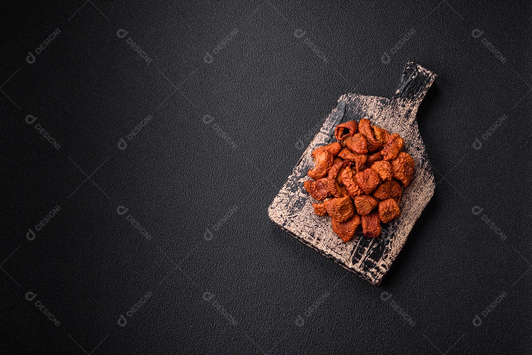 Ameixa azul doce fresca cortada e seca para uso como ingrediente para fazer doces