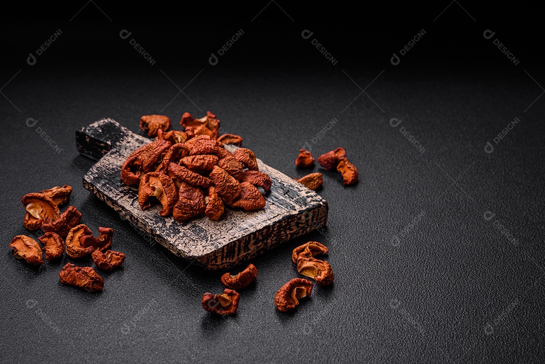 Ameixa azul doce fresca cortada e seca para uso como ingrediente para fazer doces