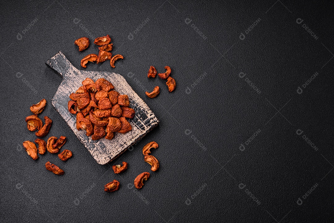 Ameixa azul doce fresca cortada e seca para uso como ingrediente para fazer doces