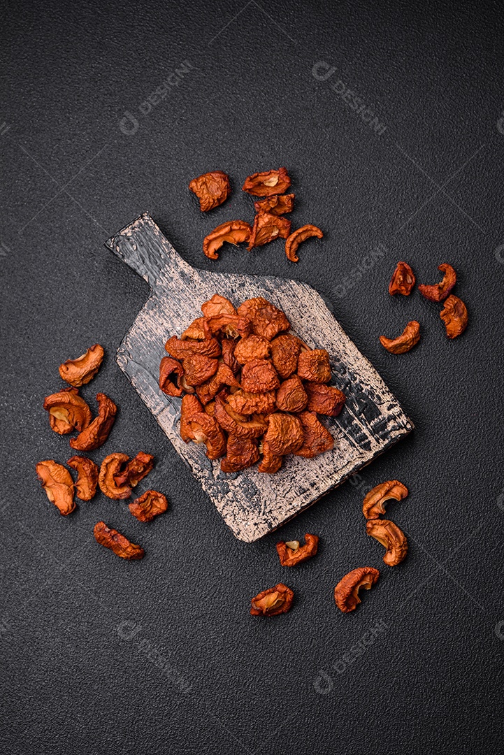 Ameixa azul doce fresca cortada e seca para uso como ingrediente para fazer doces