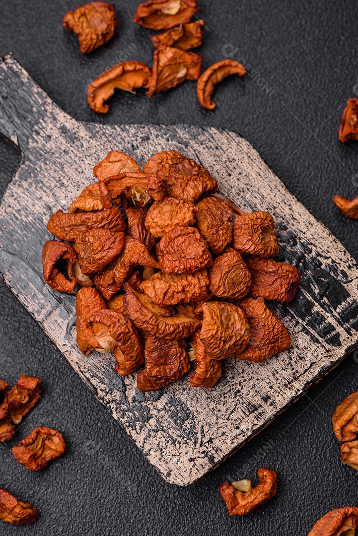 Ameixa azul doce fresca cortada e seca para uso como ingrediente para fazer doces