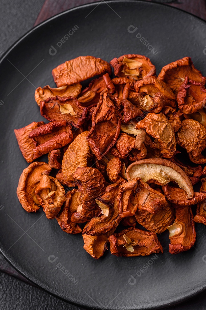 Ameixa azul doce fresca cortada e seca para uso como ingrediente para fazer doces