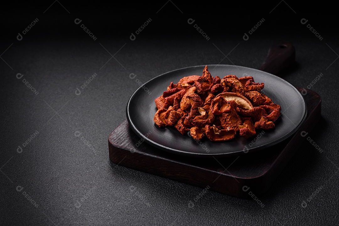 Ameixa azul doce fresca cortada e seca para uso como ingrediente para fazer doces