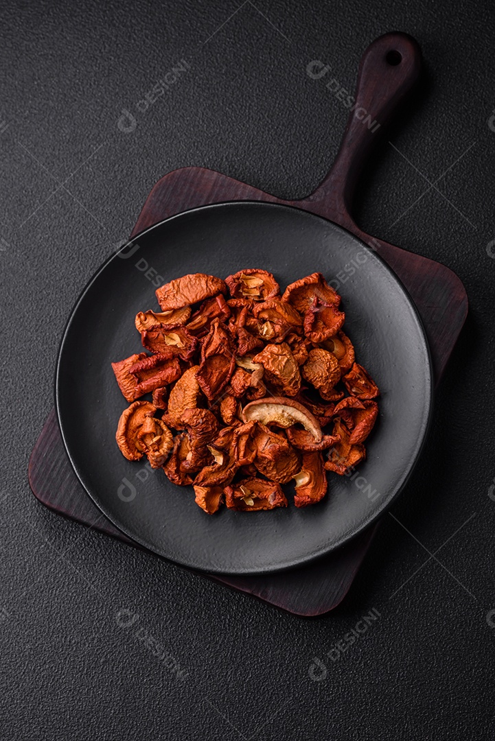 Ameixa azul doce fresca cortada e seca para uso como ingrediente para fazer doces