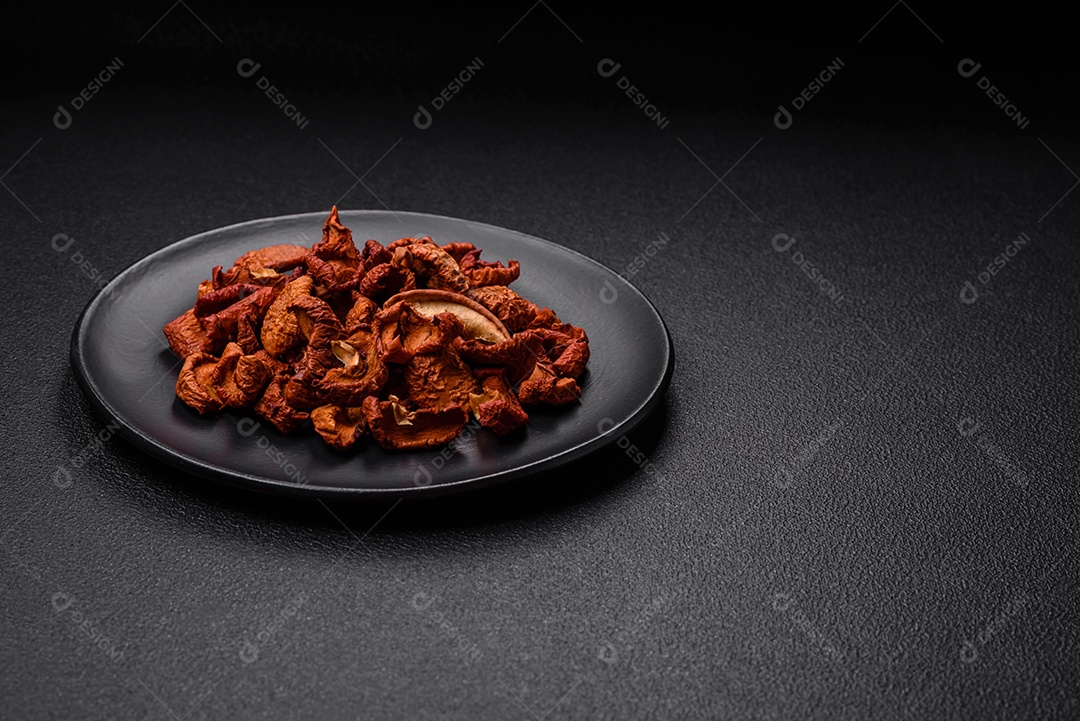 Ameixa azul doce fresca cortada e seca para uso como ingrediente para fazer doces