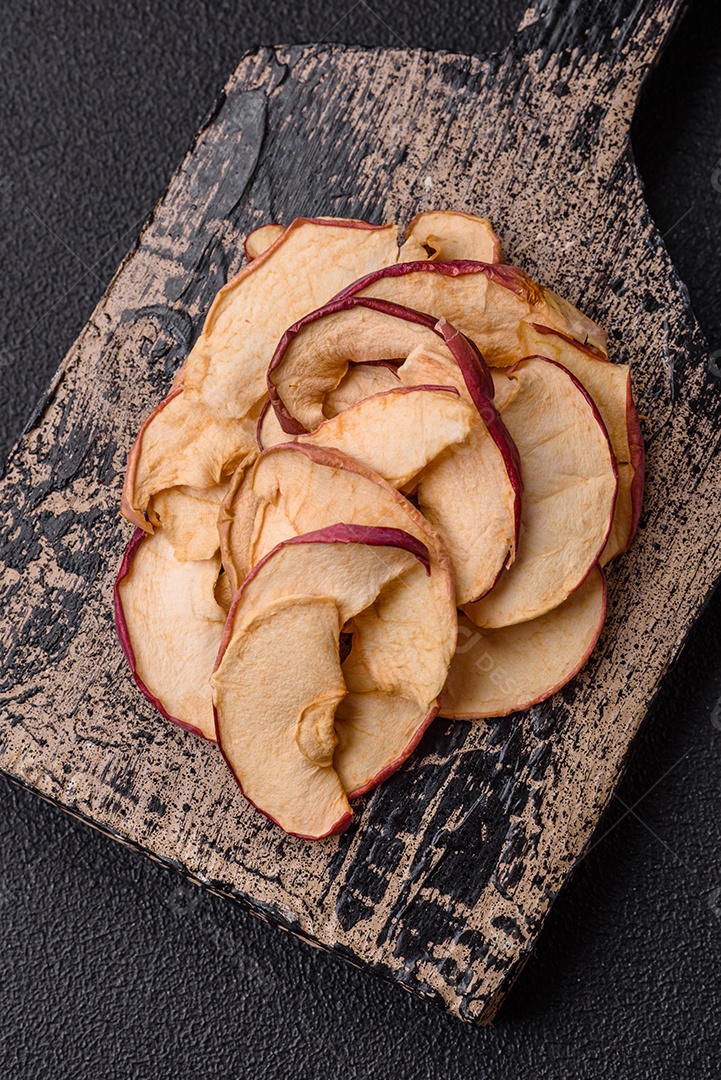 Deliciosa maçã vermelha madura, fatiada e seca em secador especial. Ingredientes para fazer sobremesas