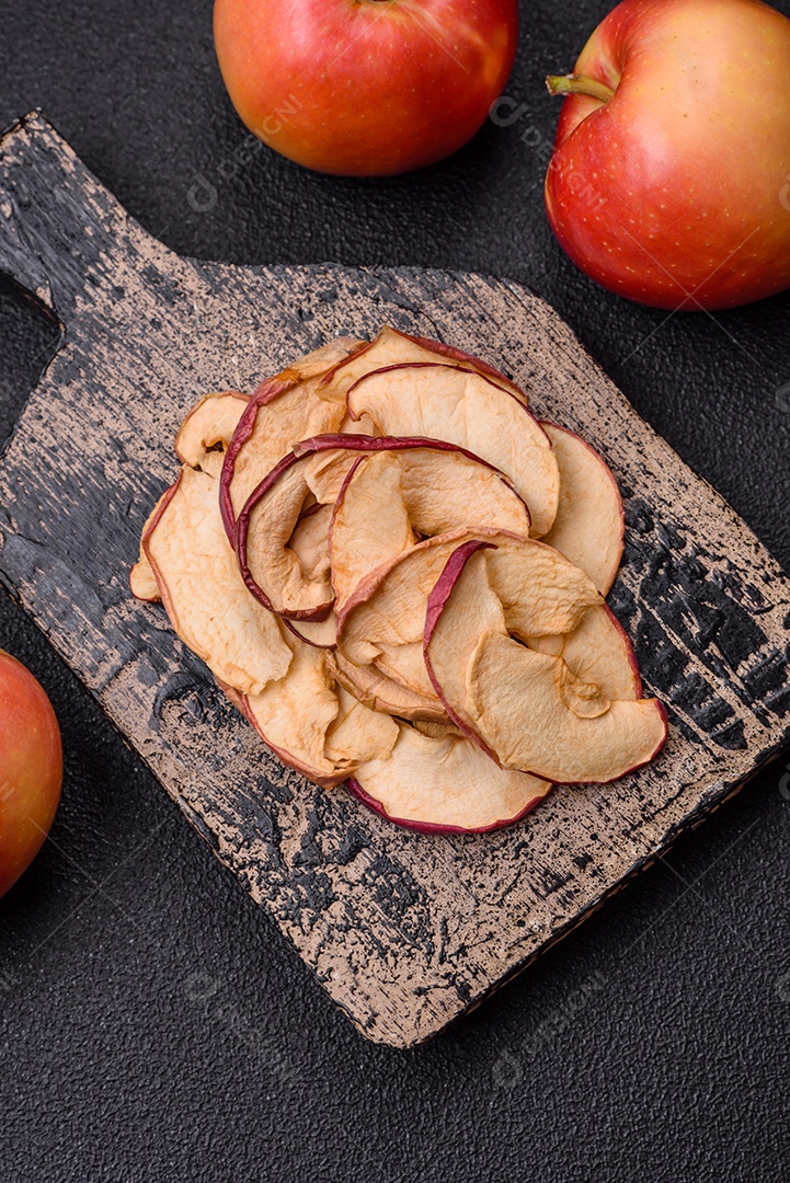 Deliciosa maçã vermelha madura, fatiada e seca em secador especial. Ingredientes para fazer sobremesas