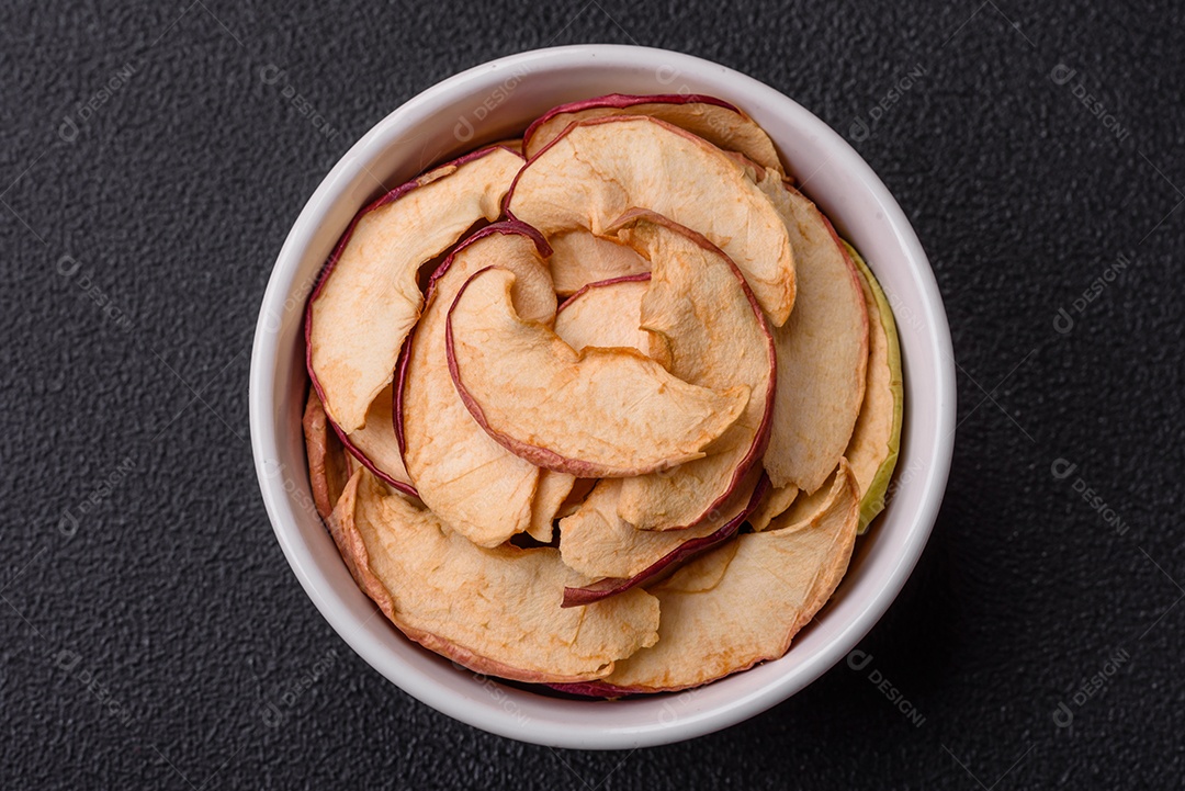 Deliciosa maçã vermelha madura, fatiada e seca em secador especial. Ingredientes para fazer sobremesas