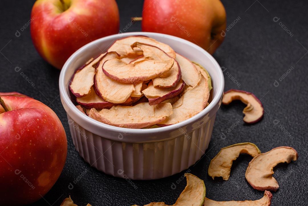 Deliciosa maçã vermelha madura, fatiada e seca em secador especial. Ingredientes para fazer sobremesas