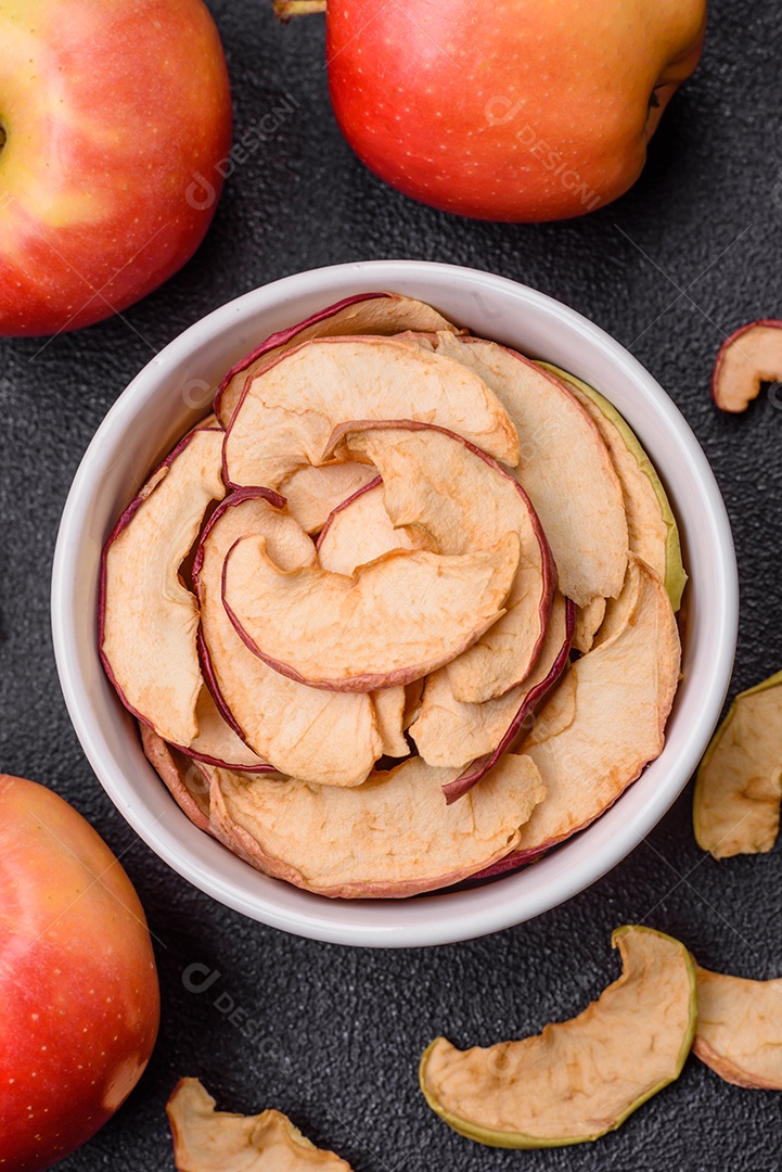Deliciosa maçã vermelha madura, fatiada e seca em secador especial. Ingredientes para fazer sobremesas